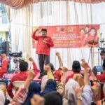 Kader PDIP Achmad Hidayat Bagikan PIP Puti Guntur Soekarno di Krembangan