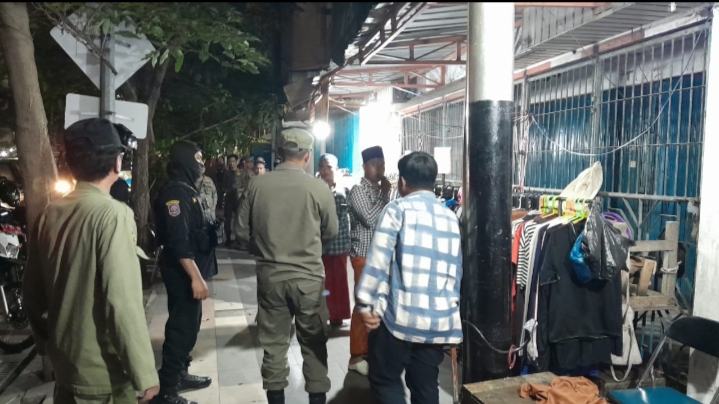 Satpol PP Surabaya Tertibkan Pedagang Pakaian Bekas di Jalan Ngaglik