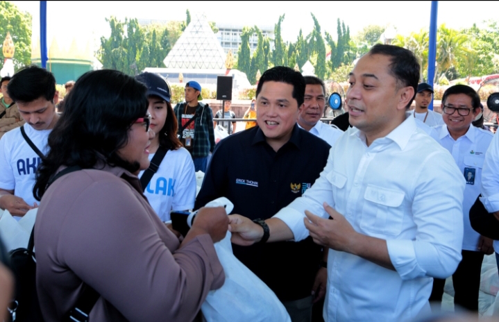 Saat Menteri Erick Thohir bersama Walikota Eri Cahyadi Hadir di Pasar Murah Surabaya 