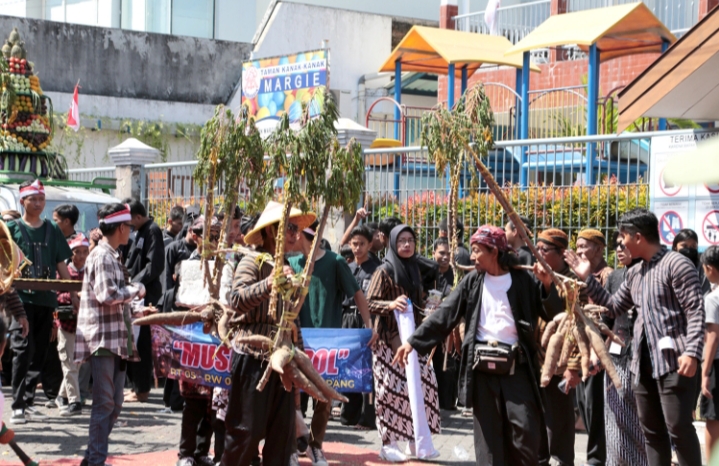 Walikota Eri Cahyadi Hadiri Sedekah Bumi di Kampung Ngesong