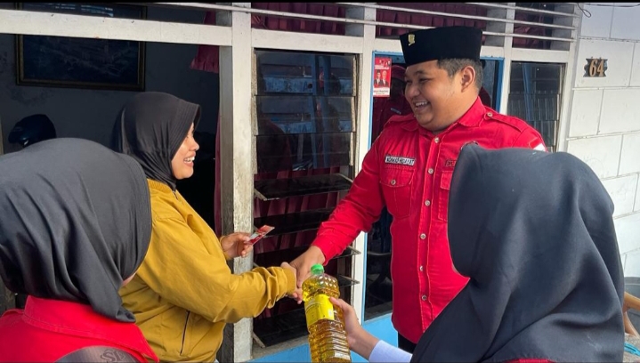 Achmad Hidayat Bersama Kader PDIP Simokerto Blusukan di Lima Kelurahan Sosialisasi Ganjar Pranowo