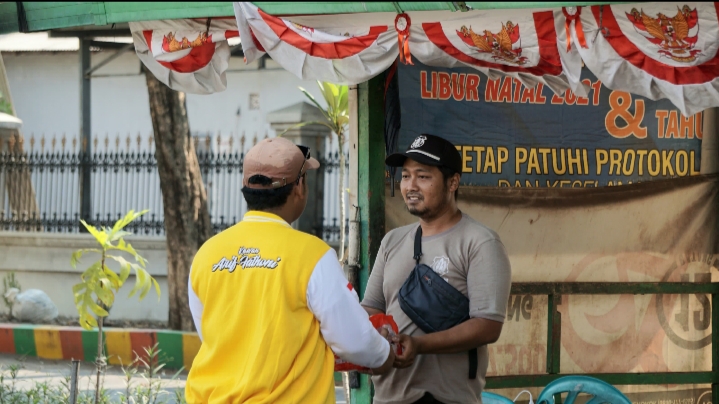 Partai Golkar Surabaya Bagikan Ratusan Dus Air Mineral Gratis untuk Warga Ditengah Cuaca Terik Elnino