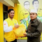 Puduli Masyarakat, Partai Golkar Surabaya Bagikan Paket Sembako