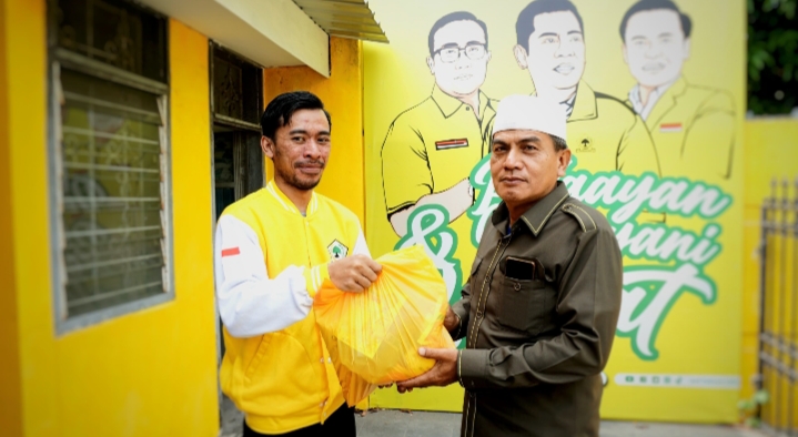 Puduli Masyarakat, Partai Golkar Surabaya Bagikan Paket Sembako