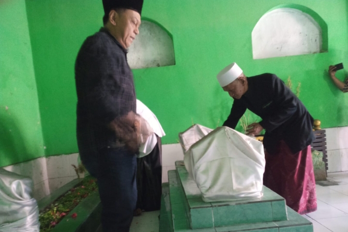 Anas Karno Ziarah ke Makam Cucu Sunan Kalijaga di kampung Nginden