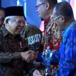 Surabaya Terima Penghargaan Anugerah Layanan Investasi Terbaik,  Cak Ji: Buah Gotong - Royong dan Semangat Reformasi Birokrasi