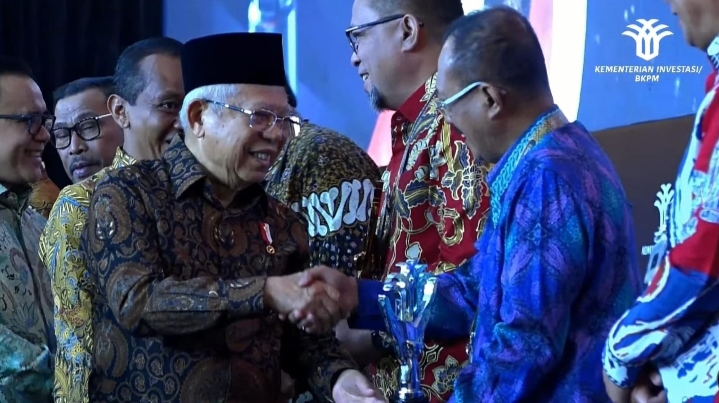 Surabaya Terima Penghargaan Anugerah Layanan Investasi Terbaik,  Cak Ji: Buah Gotong – Royong dan Semangat Reformasi Birokrasi