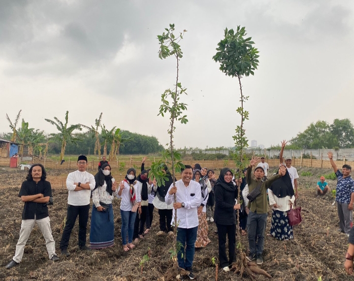 Tri Indah Ratna Sari Bersama Warga Tanam Pohon di Hari Tanam Nasional