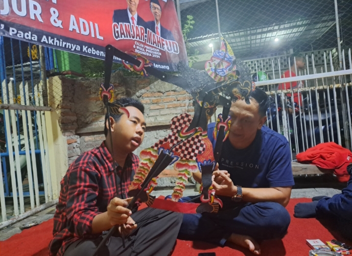 Nobar debat Capres, Bappilu PDIP Surabaya diberi wayang Brontoseno