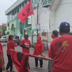 Bendera PDI Perjuangan Berkibar di Perkampungan kota Surabaya. Kader Intens Turun ke Masyarakat