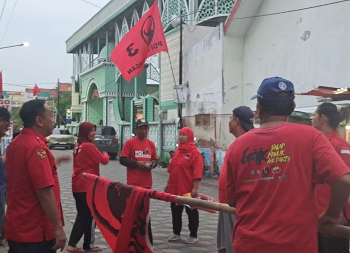 Bendera PDI Perjuangan Berkibar di Perkampungan kota Surabaya. Kader Intens Turun ke Masyarakat