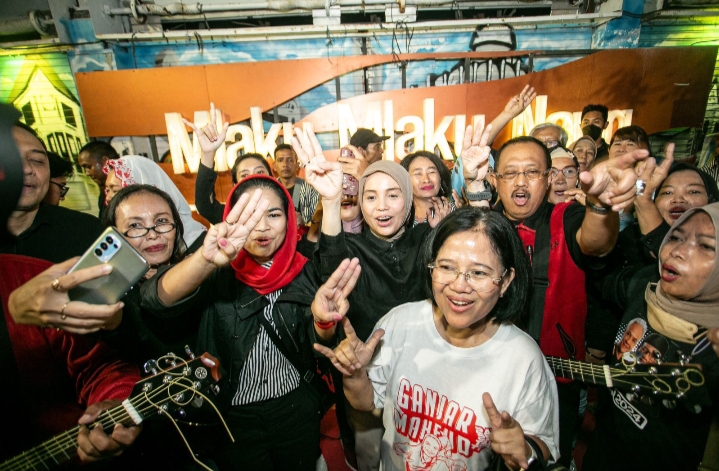 Atikoh Ganjar Pranowo Bernyanyi bersama Cak Ji dan Warga Surabaya di Tunjungan