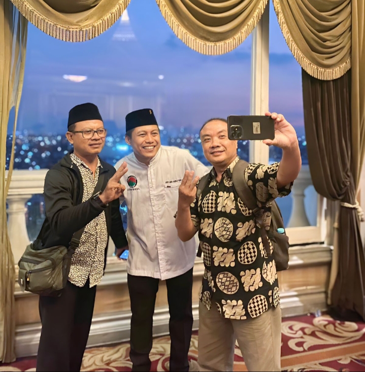 Selfi Asik dengan Abdul Ghoni Caleg Incumbent PDIP Dapil 3 Surabaya nomor urut 4 di Acara Istri Capres Ganjar, Siti Atikoh