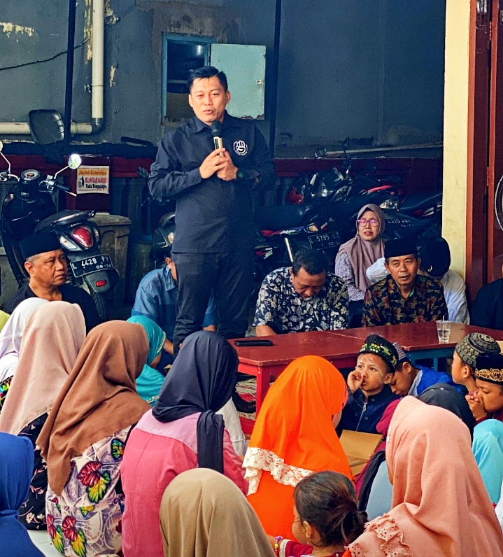 Di Mulyorejo, Caleg Incumbent PDIP Dapil 3 Surabaya Nomor Urur 4 Abdul Ghoni Mukhlas Ni’am Bagikan Paket Nasi Lengkap Tiga Butir Telur