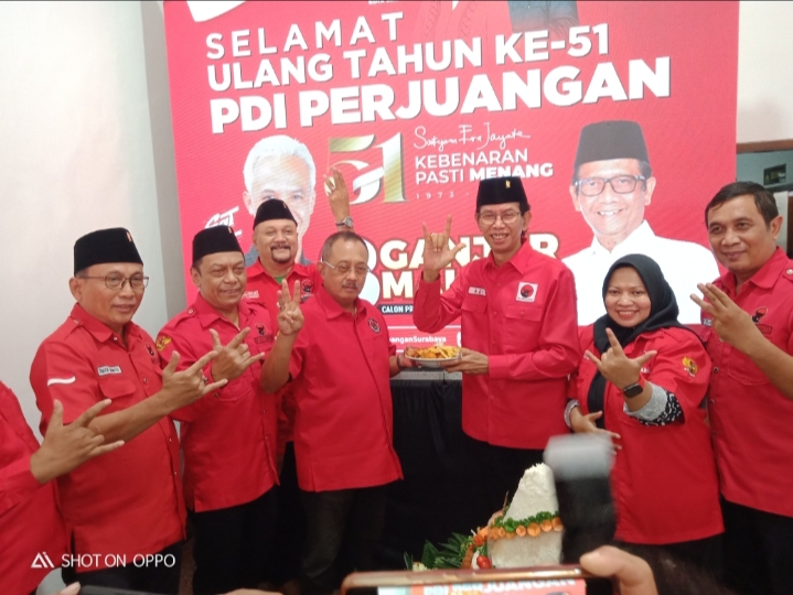 DPC PDI Perjuangan Kota Surabaya Potong Tumpeng di HUT Partai ke 51 Tahun