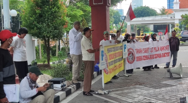 Demo di Gedung DPRD Kota Surabaya, Warga Surat Ijo Tolak Perda No.7/2023