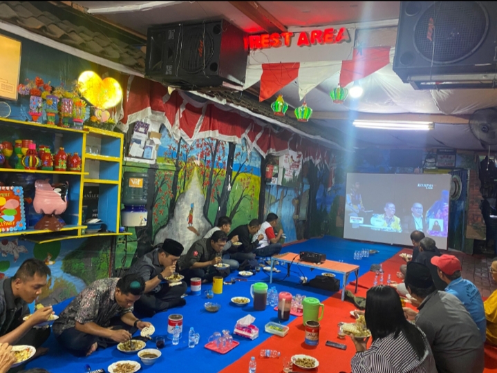 Sambil Makan Lontong Balap, Caleg incumbent PDIP Dapil 3 Surabaya Abdul Ghoni bersama Warga Jetis Wetan Margorejo Nobar Debat Capres-Cawapres