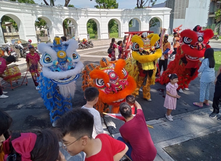 Imlek 2024, Atraksi Barongsai Hibur warga Raffles Garden Citraland Surabaya