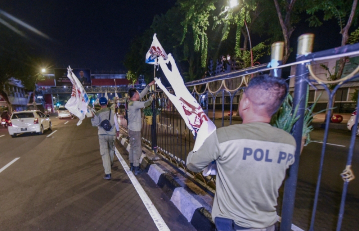 Masa Tenang, Satpol PP Surabaya bersama Bawaslu dan KPU Turunkan Seluruh APK