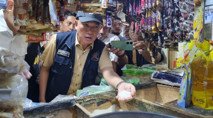 Pantau Harga Jelang Ramadhan, KPPU Bersama Pj. Gubernur Jatim Sidak Pasar Tambahrejo