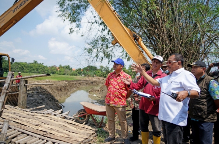 Cak Ji Tinjau Langsung Pembangunan Boezem Rejosari Benowo