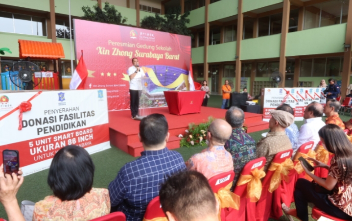 Pemkot Surabaya Terima Bantuan Lima Smart Board dari Yayasan Xin Zhong School