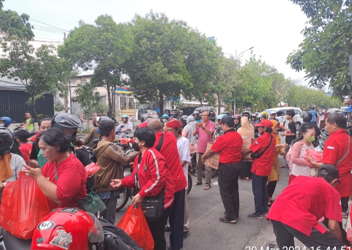 Senantiasa Bersama Rakyat, PAC PDI Perjuangan Kecamatan Gubeng Bagi-Bagi Takjil 