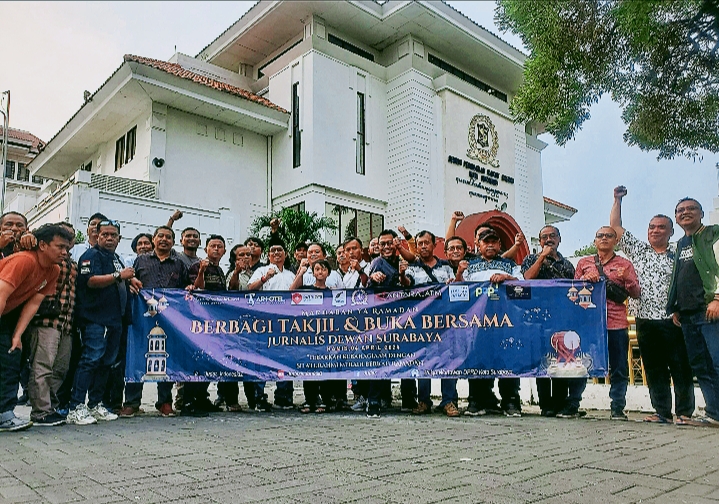 Ramadhan 2024, Jurnalis Dewan Kota Surabaya Bagikan Takjil