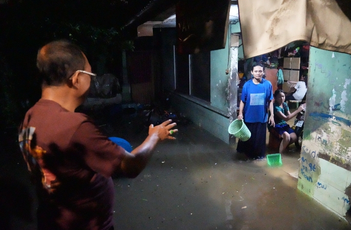 Hujan Deras se Malam, Cak Ji Langsung Terjun di Lokasi Genangan Simo Katrungan