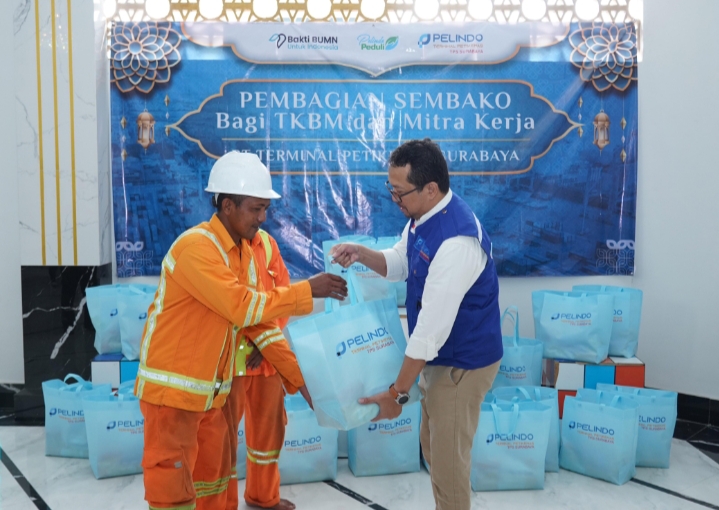 Pelindo Terminal Petikemas Bagikan 16.000 Paket Sembako Gratis