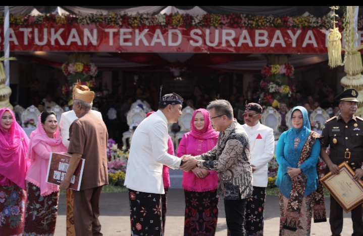 Mawar Sharon Bagi Paket Sembako Di HUT Kota Surabaya ke 731