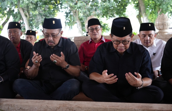 Wawali Armuji Dampingi Pramono Anung Ziarah Makam Bung Karno