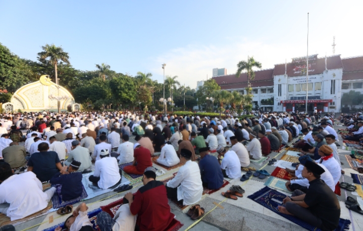 Walikota Eri Cahyadi bersama Warga Salat Iduladha 1445 H di Taman Surya