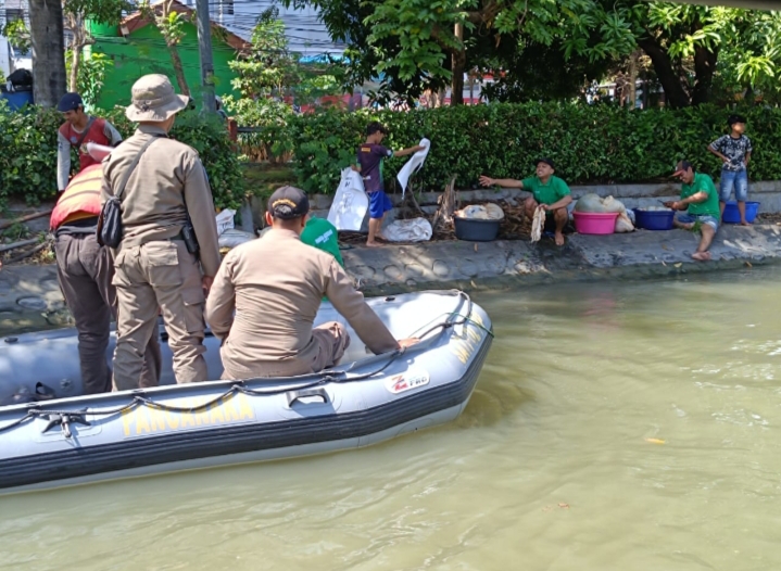 Cegah Pembuangan Limbah Rumen, Pemkot Surabaya Terjunkan Tim Gabungan Sisir Kalimas