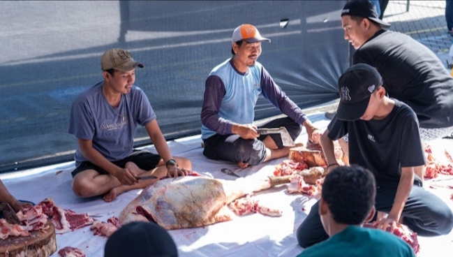 PT TPS Bagikan 1.300 Paket Daging Qurban ke Mitra dan Masyarakat