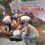 Peduli dan Ramah Lingkungan PKS Kota Surabaya Sebar Paket Hewan Kurban Idul Adha 1445H Pakai Kemasan Besek