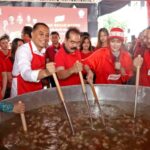 Wali Kota Eri Bersama Inul Daratista Masak Besar 1500 Porsi Bakso Untuk Warga Surabaya