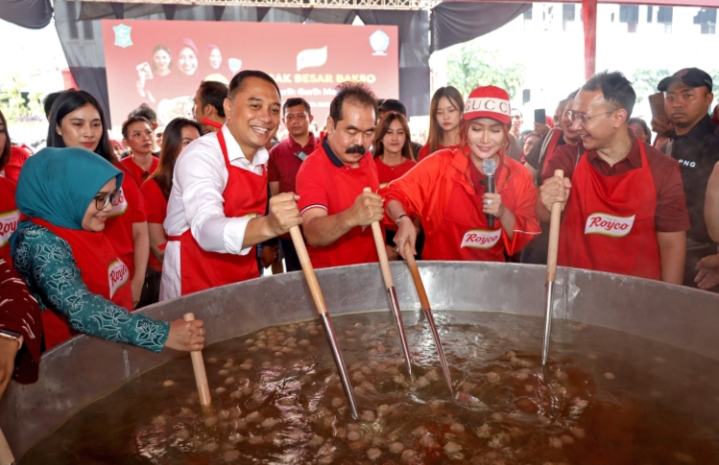 Wali Kota Eri Bersama Inul Daratista Masak Besar 1500 Porsi Bakso Untuk Warga Surabaya