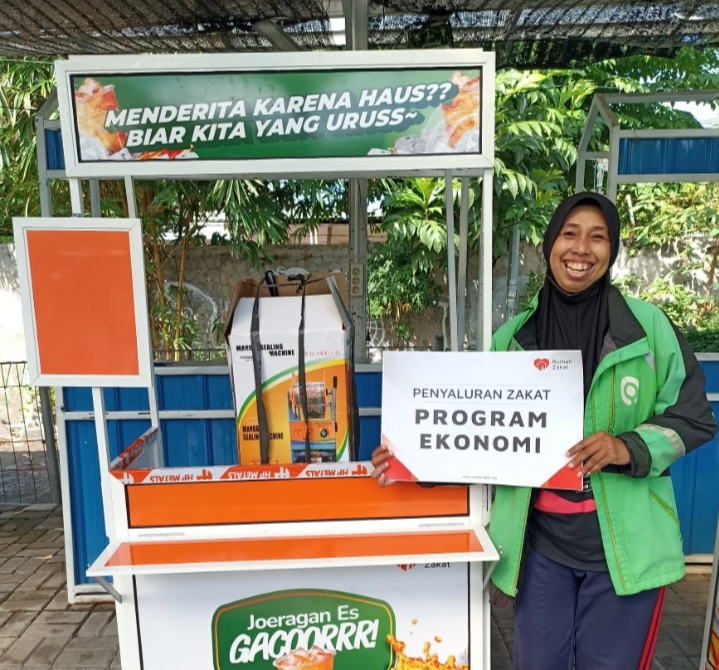 Rumah Zakat Cabang Surabaya Berikan Bantuan Usaha kepada Ibu Ojol