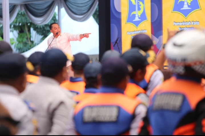 Heboh Parkir Liar, Walikota Eri Cahyadi Kumpulkan Semua Petugas Dishub di Taman Surya