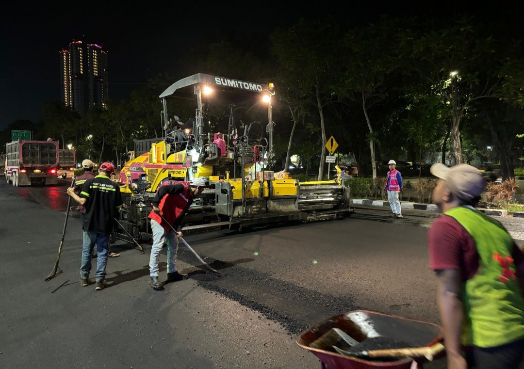 Dini Hari Wakil Walikota Armuji tinjau Pengaspalan di Jalan Ahmad Yani