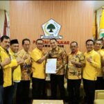 Eri-Armuji Resmi Terima B1-KWK dari Partai Golkar untuk Maju Pilwali Surabaya Periode Kedua