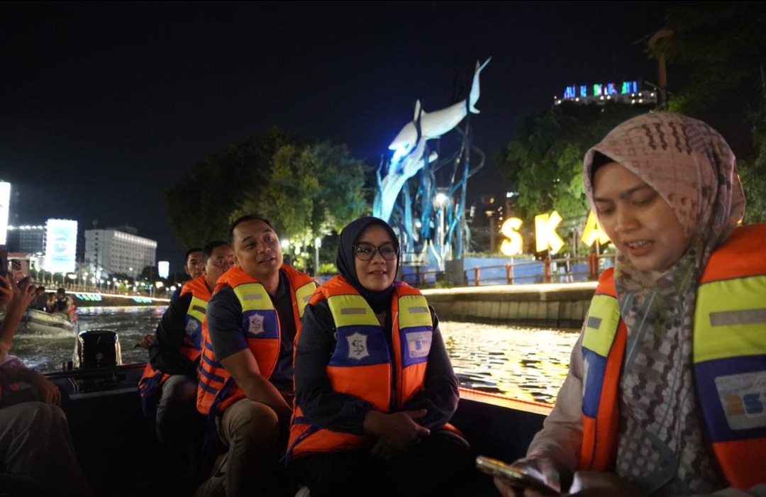 Minggu Malam Walikota Eri Cahyadi Susur Sungai Kalimas Tawarkan View Wisata Perahu Air