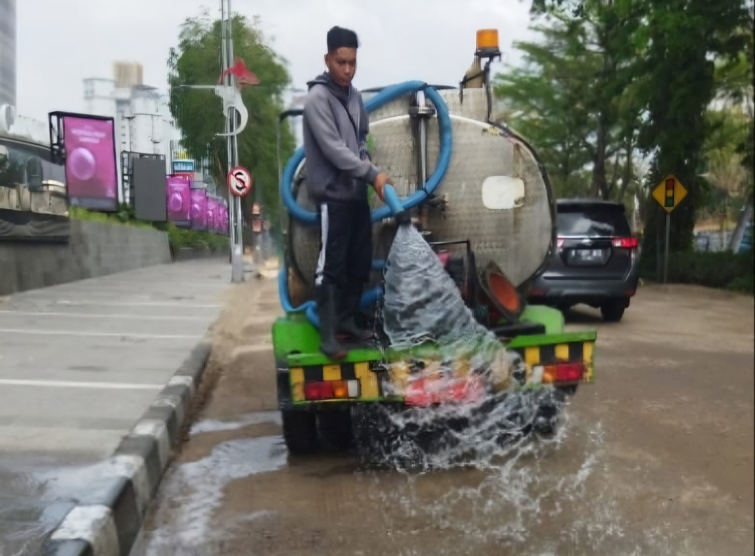 Pemkot Surabaya Lakukan Penyiraman Intensif, Kurangi Debu Akibat Proyek Pengaspalan