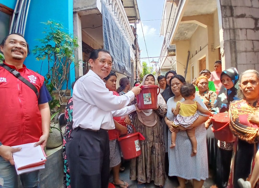 Anggota Komisi D DPRD Kota Surabaya, Dr.Michael Leksodimulyo, MBA,M.Kes bersama Ketua DPD PSI Surabaya dan Seluruh Ketua DPC Dapil 1 Mengunjungi Warga Korban Kebakaran di Kampung Kemayoran Kecamatan Krembangan Surabaya.