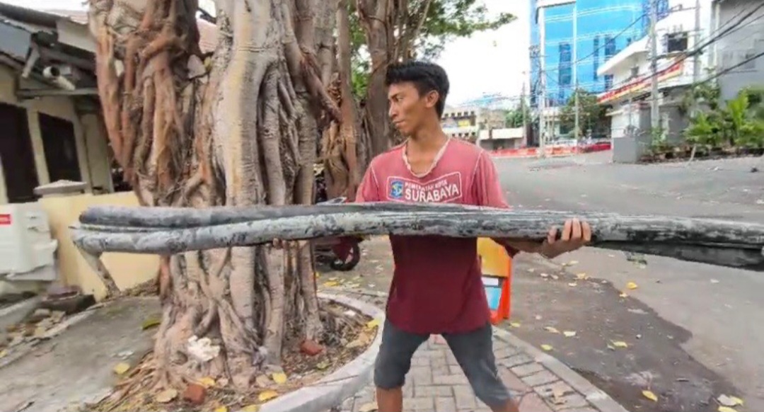 Tumpukan Sisa Kabel Curian Jadi Penyebab Banjir di Kedungdoro