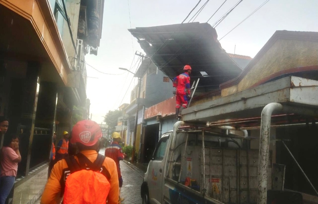 Belasan Atap Rumah di Surabaya Porak Poranda Akibat Angin Kencang