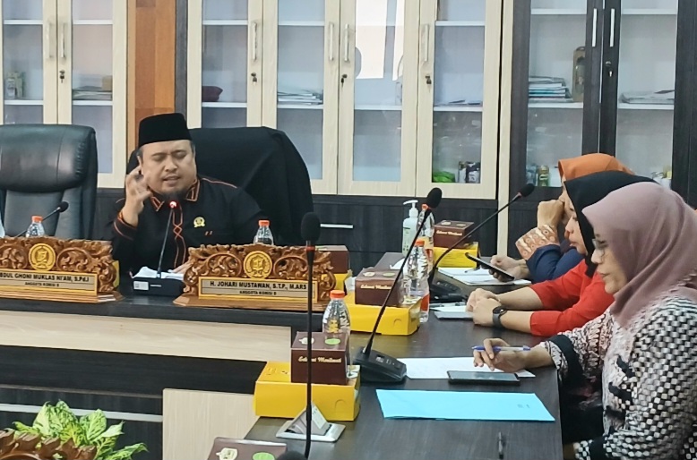 Anggota Dewan Ini Bacakan Ayat Alquran Saat Pembahasan Mihol di DPRD Kota Surabaya