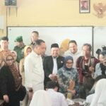 Di SMPN 13 Wonocolo, Johari Mustawan Bersama Wali Kota Surabaya Pantau Pelaksanaan Makan Siang Bergizi Gratis