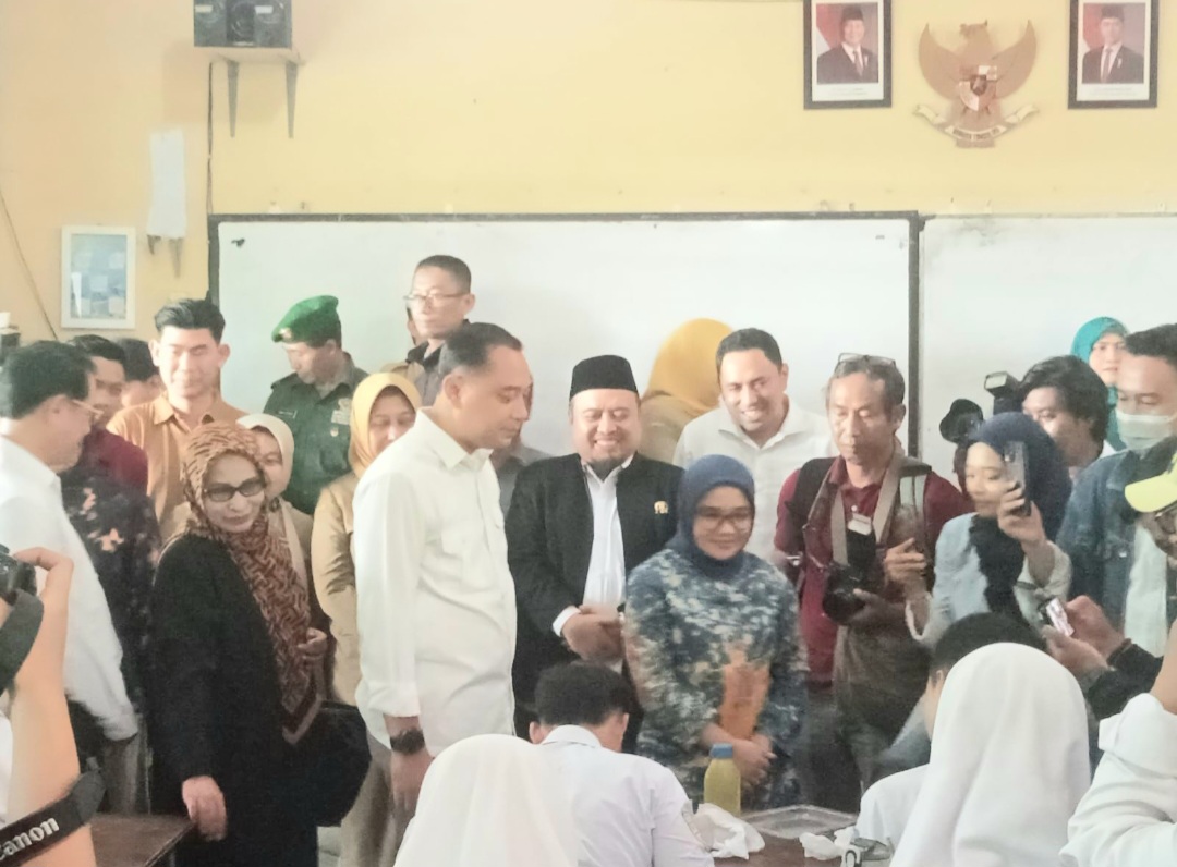 Di SMPN 13 Wonocolo, Johari Mustawan Bersama Wali Kota Surabaya Pantau Pelaksanaan Makan Siang Bergizi Gratis